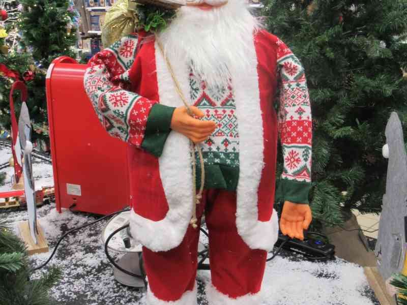 Une statue de Père Noël décorative, photo gratuite