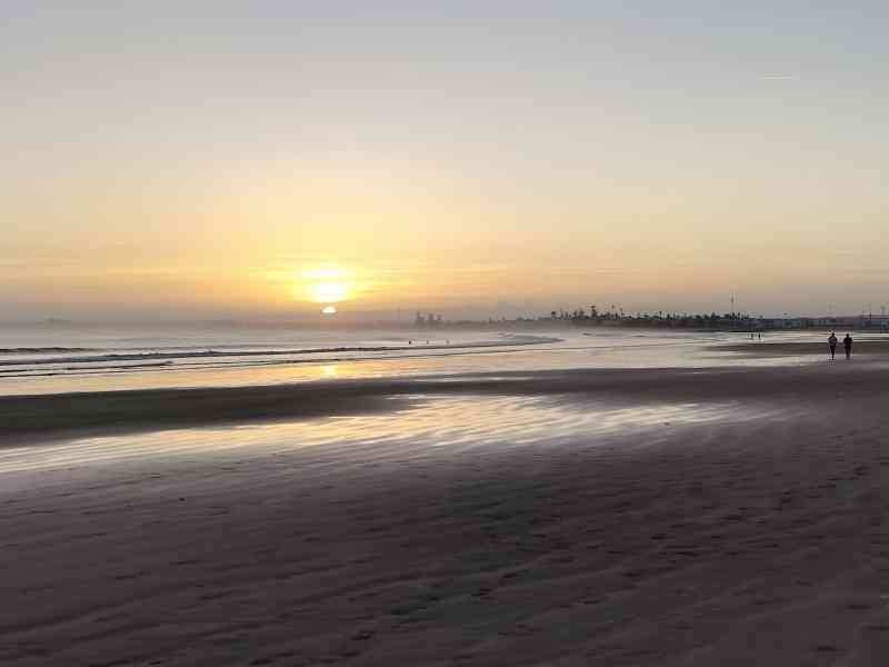 Levé du soleil sur la plage d'El-Jadida