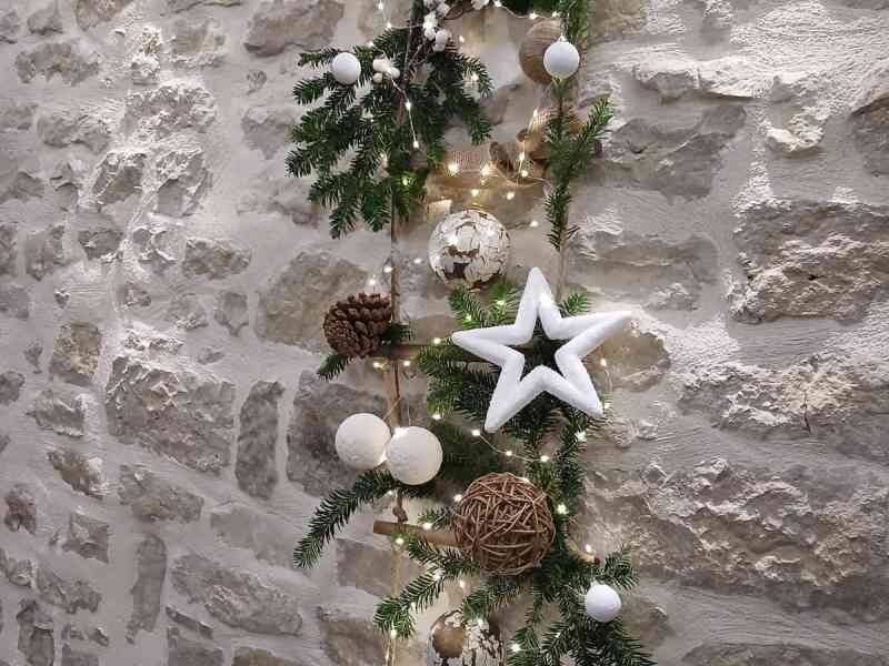 Une décoration murale de Noël rustique, guirlande, photo gratuite