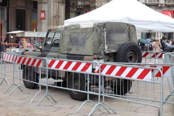 Un véhicule militaire stationné derrière des barrières de sécurité, photo gratuite