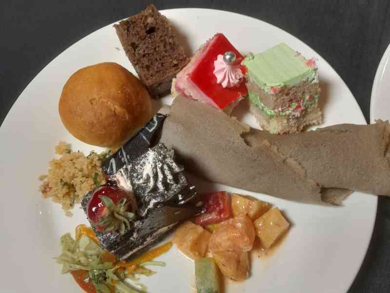 Assiette de pâtisseries variées avec mini pains et salade photo gratuite