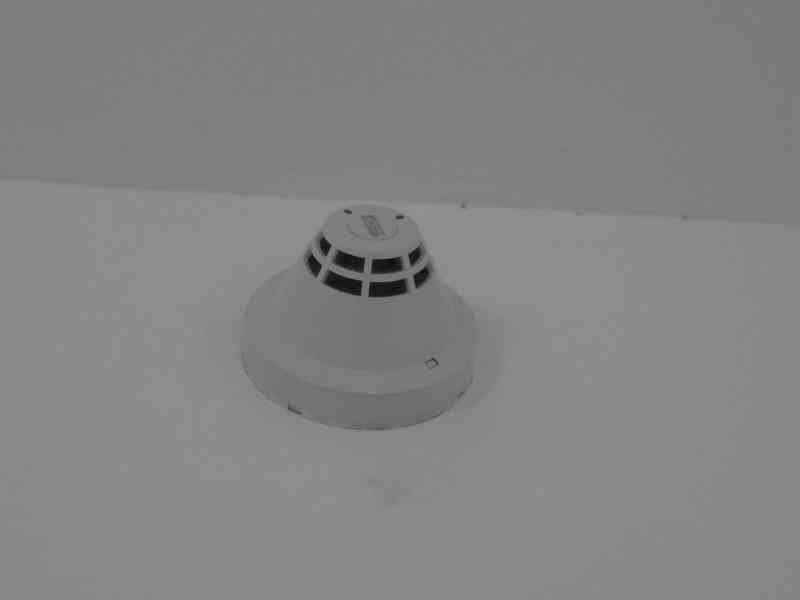 Détecteur de fumée monté sur un plafond