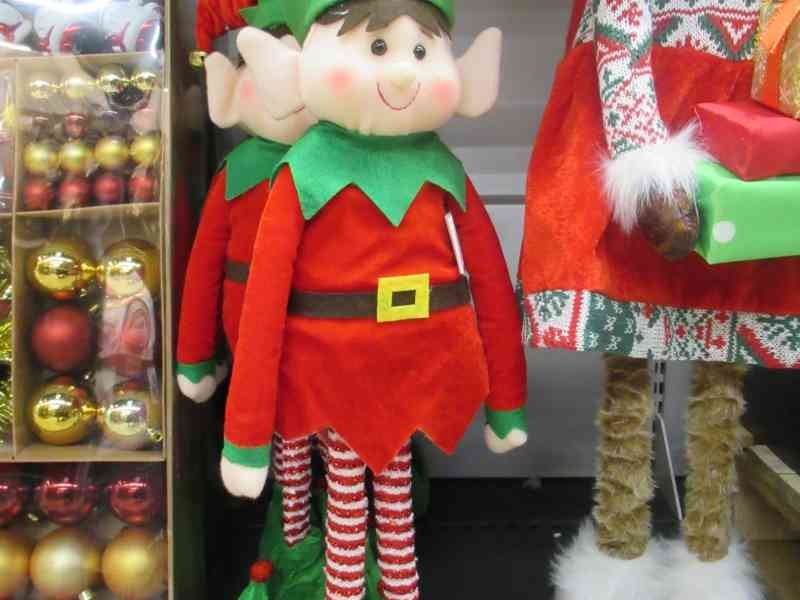 Lutin de noël dans un magasin, photo gratuite