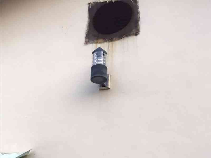 Mur extérieur avec lampe et grille de ventilation photo gratuite