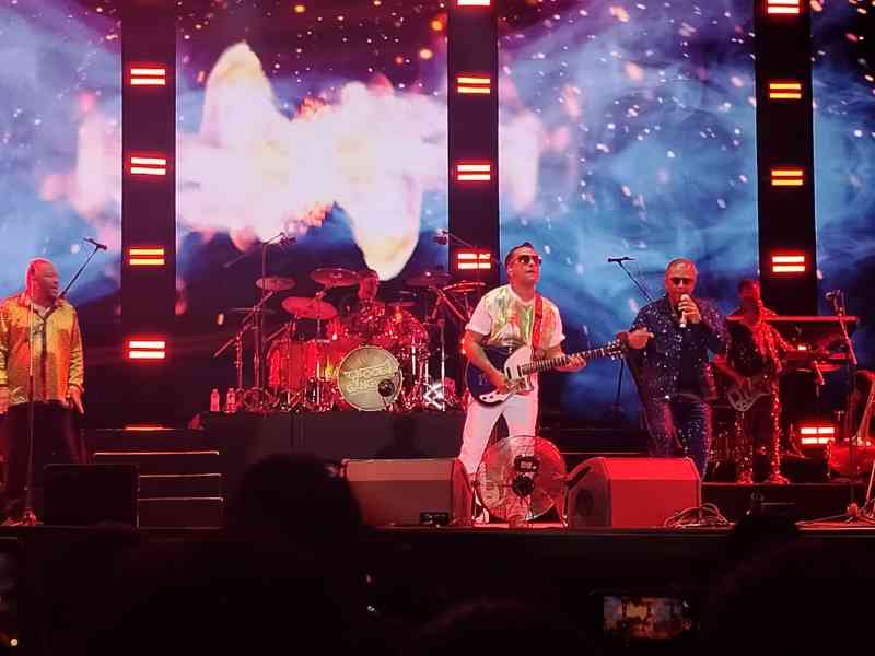 Un groupe de musiciens, Kool & the Gang, en train de prester à un concert, photo gratuite