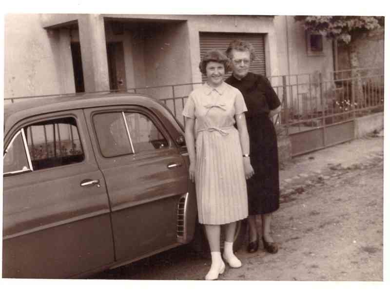 Deux femmes élégante devant une voiture sur une photo ancienne gratuite