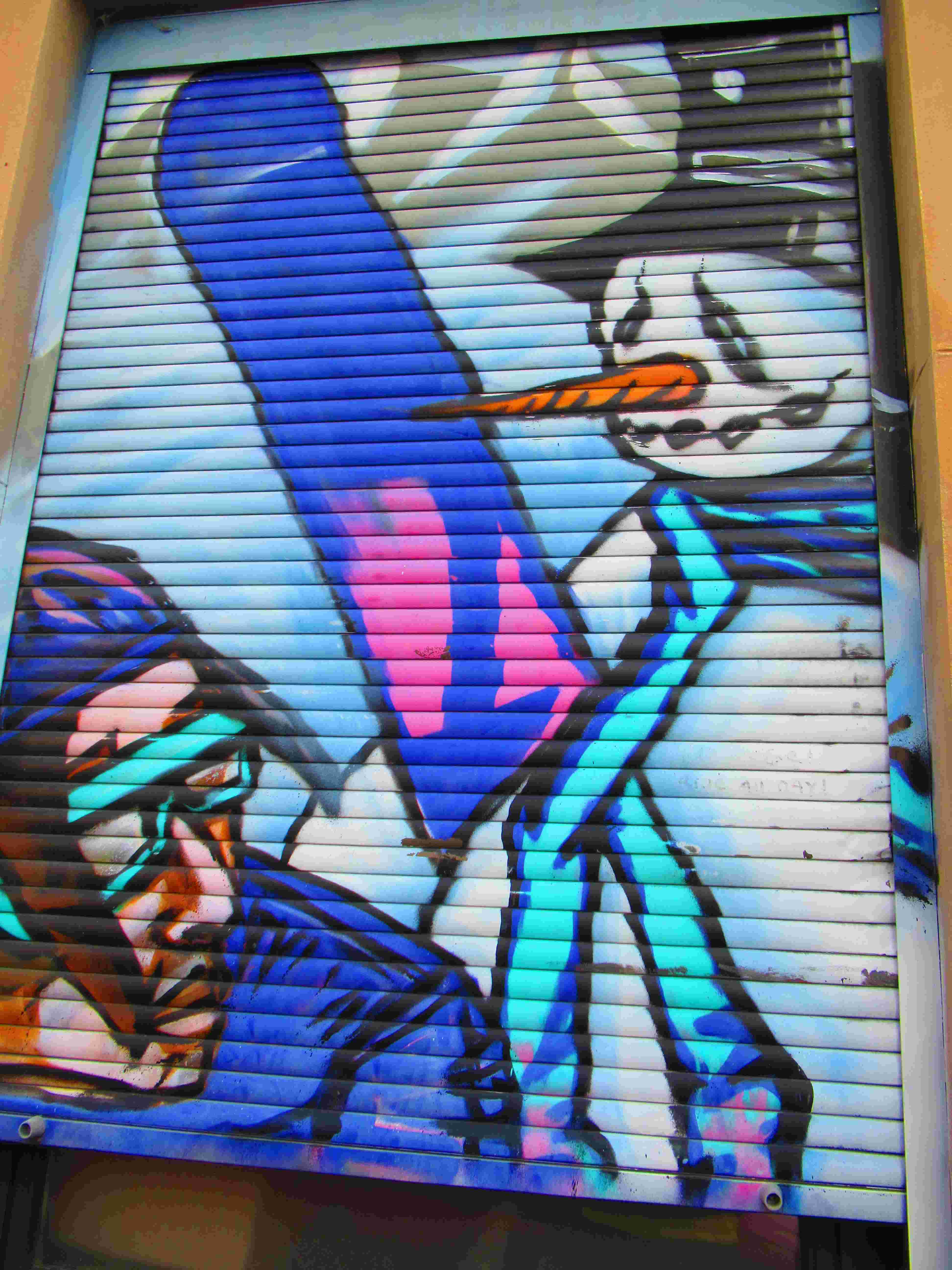 Art de rue personnages sur rideau métallique