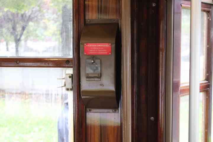 Un dispositif d'urgence, d'alarme, situé à l'intérieur d'un véhicule de transport en commun, comme un tramway, photo gratuite