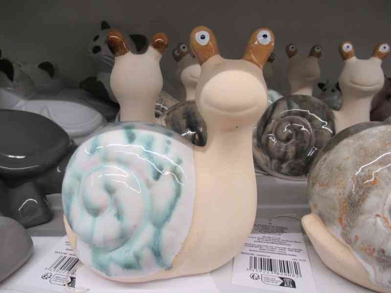 Figurines décoratives en forme d'escargots en céramique, photo gratuite