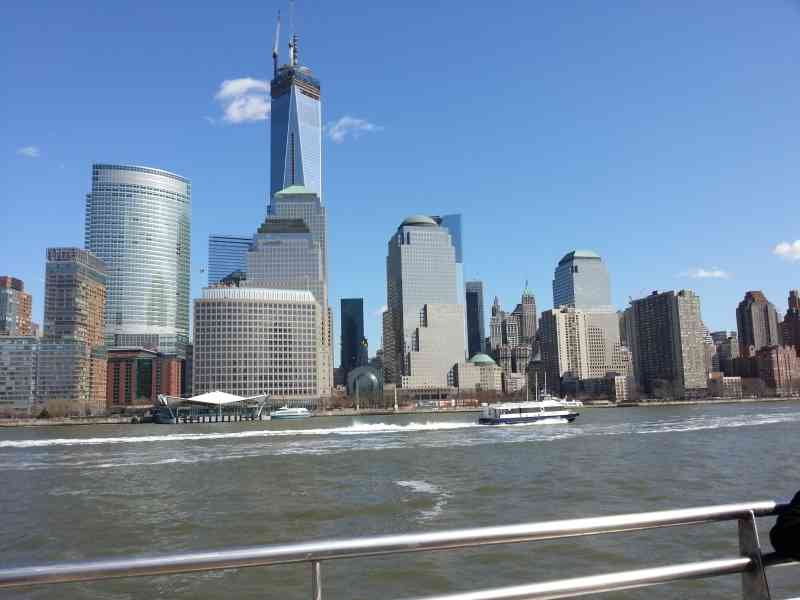 Vue de One World Trade Center depuis le fleuve, immeuble, pont de Lower Manhattan et de Brooklyn du fleuve Hudson à New York, États-Unis, photo gratuite