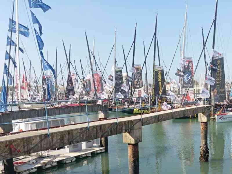 Voiliers au port des Sables-d'Olonne avant le départ de la course du Vendée Globe photo gratuite