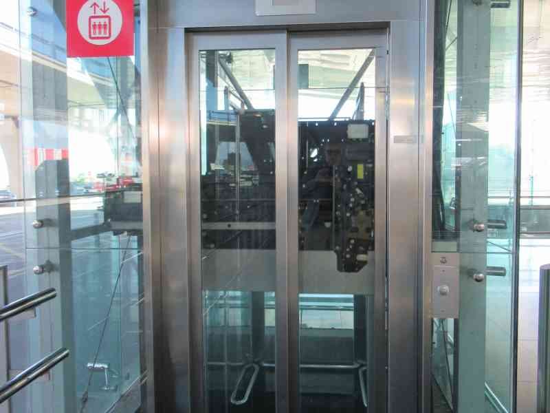 Un ascenseur panoramique en verre, photo gratuite