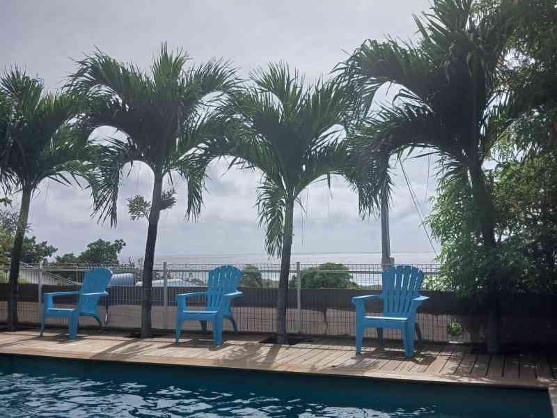 Une terrasse de piscine dans un hébergement touristique, photo gratuite