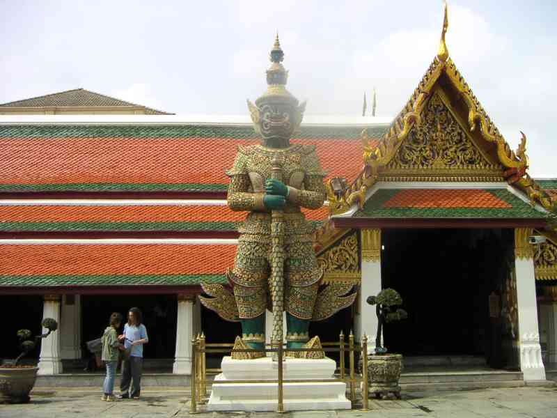 Gardien de la porte du temple émeraude de Bouddha à Bangkok en Thaïlande