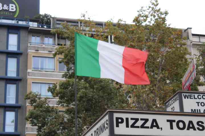 Le drapeau italien flottant au vent, avec ses trois bandes verticales distinctes : verte, blanche et rouge photo gratuie - Die italienische Flagge flattert im Wind, mit ihren drei deutlich erkennbaren vertikalen Streifen: grün, weiß und rot. Kostenloses F