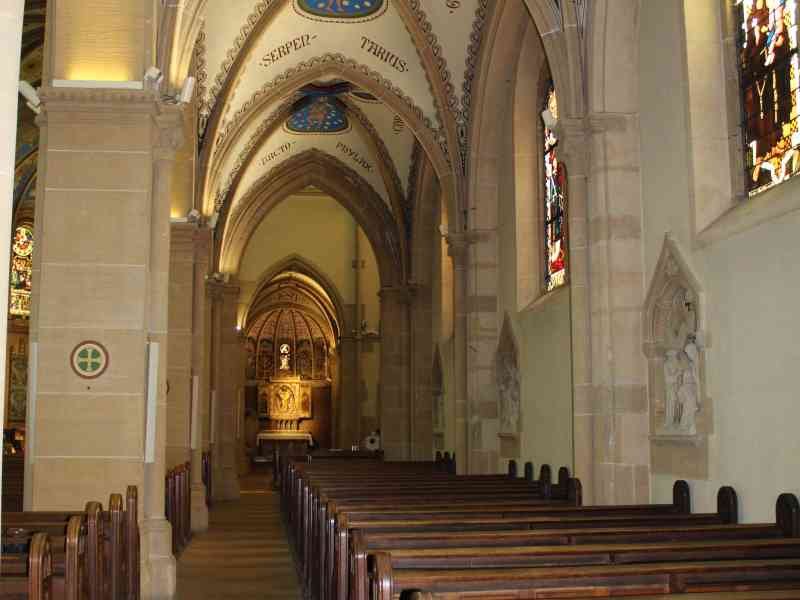 Bancs en bois alignés dans l'église Saint Joseph de Montigny les Metz, photo gratuite