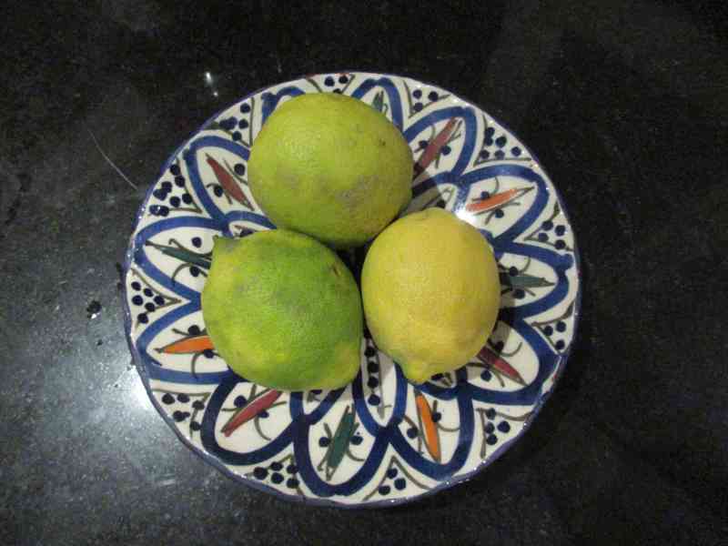 Trois citrons dans un plat