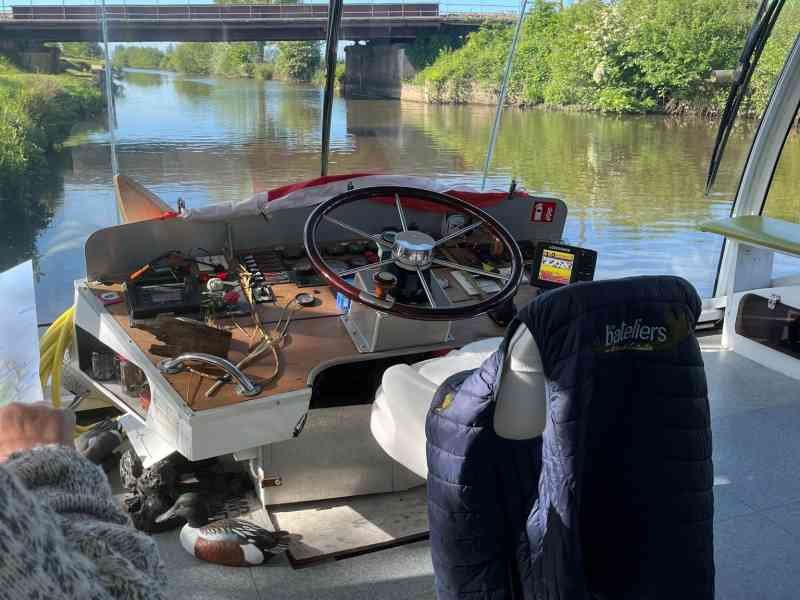 Commandes d'un bateau à moteur