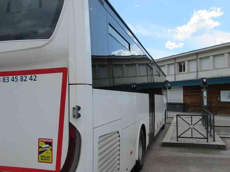 Gros plan sur l'arrière d'un autobus blanc