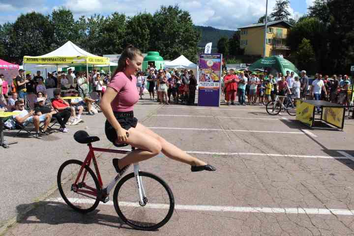 Figure acrobatique accroupi sur cadre du cyclisme artistique féminin photo gratuite