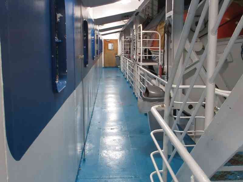 Couloir étroit à l'intérieur du bateau photo gratuite