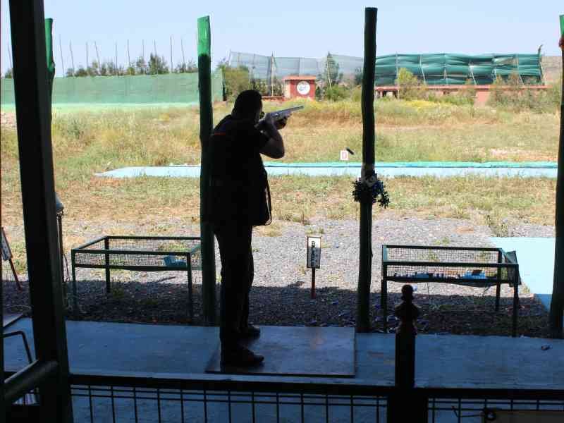 Homme tirant avec son arme, stand de tir, photo gratuite