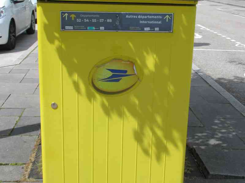 Boîte jaune de La Poste