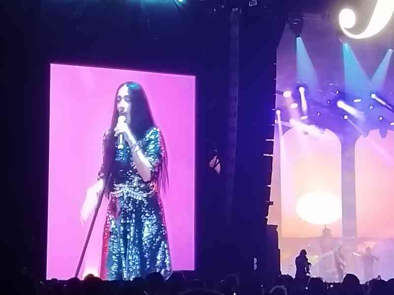 L'image d'une femme apparaissant sur un écran lors d'un concert, CASANFA faisant référence à Casa Anfa, un projet de développement urbain majeur situé à Casablanca, au Maroc, photo gratuite