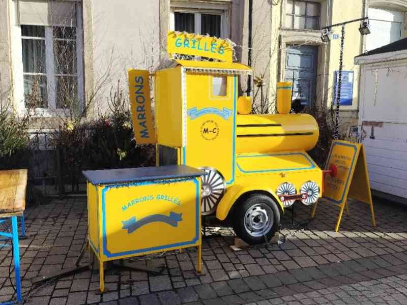 Camion de vente de marrons grillés en pleine rue photo gratuite