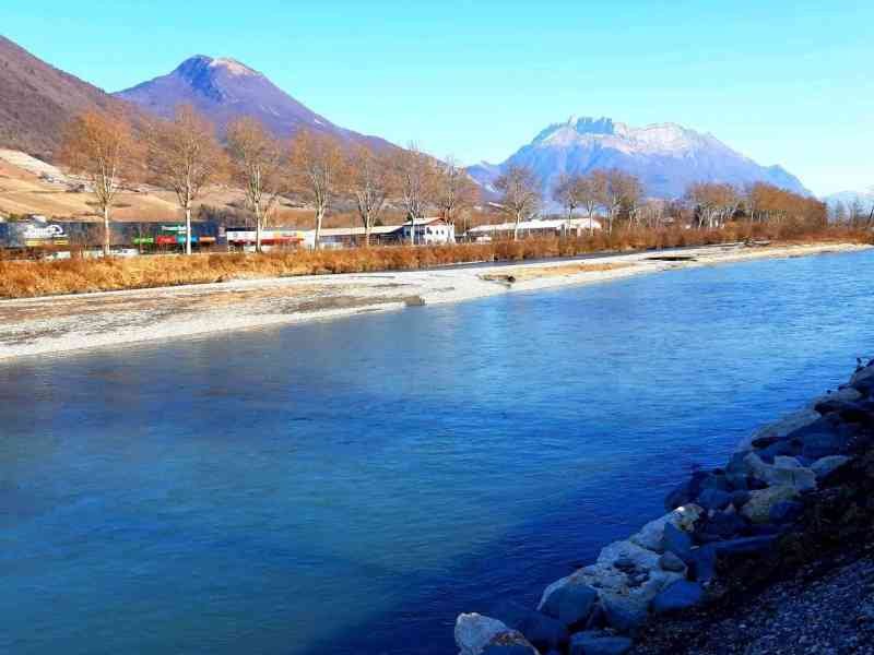 Fleuve de l'Isère traversant Montmélian en France