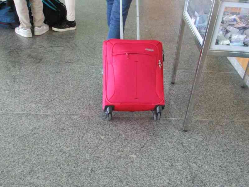 Valise rouge de modèle American Tourister