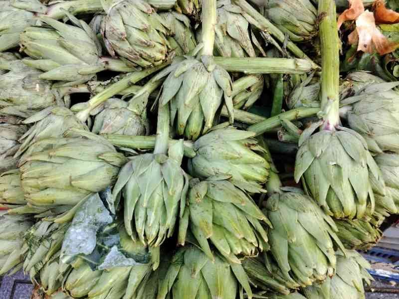 Un étalage d'artichauts, photo gratuite