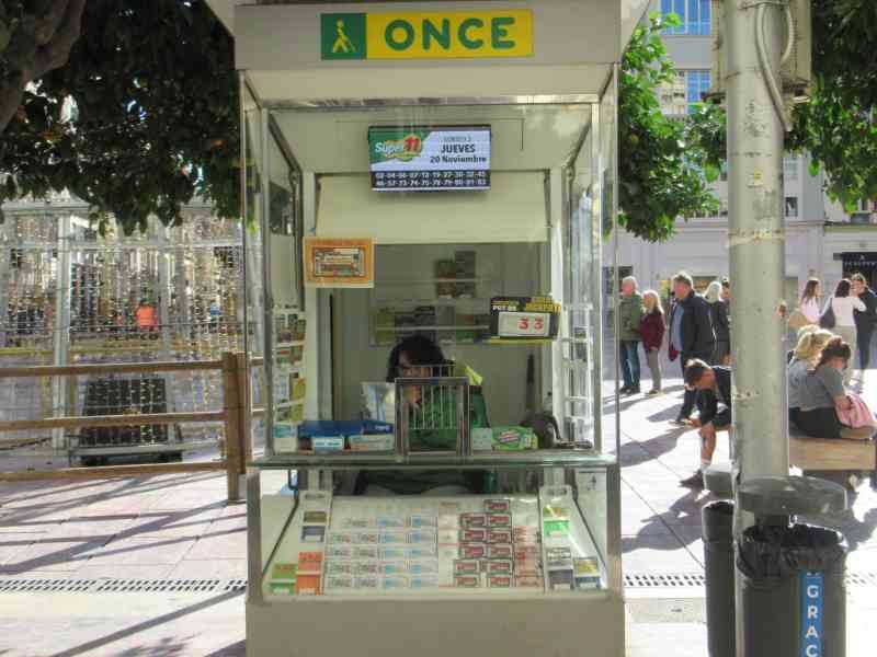 Un kiosque de la loterie ONCE géré par l'association des aveugles à Malaga, en Espagne, photo gratuite