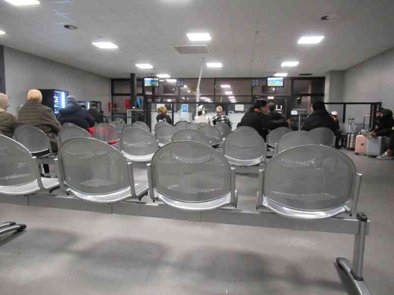 Sièges en acier sur poutre dans un aéroport