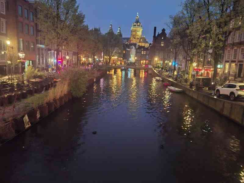 Vue nocturne de la ville d'Amsterdam, photo gratuite