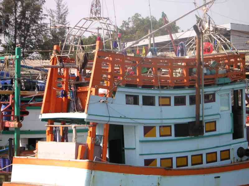 Un bateau de pêche commercial en Thaïlande, photo gratuite