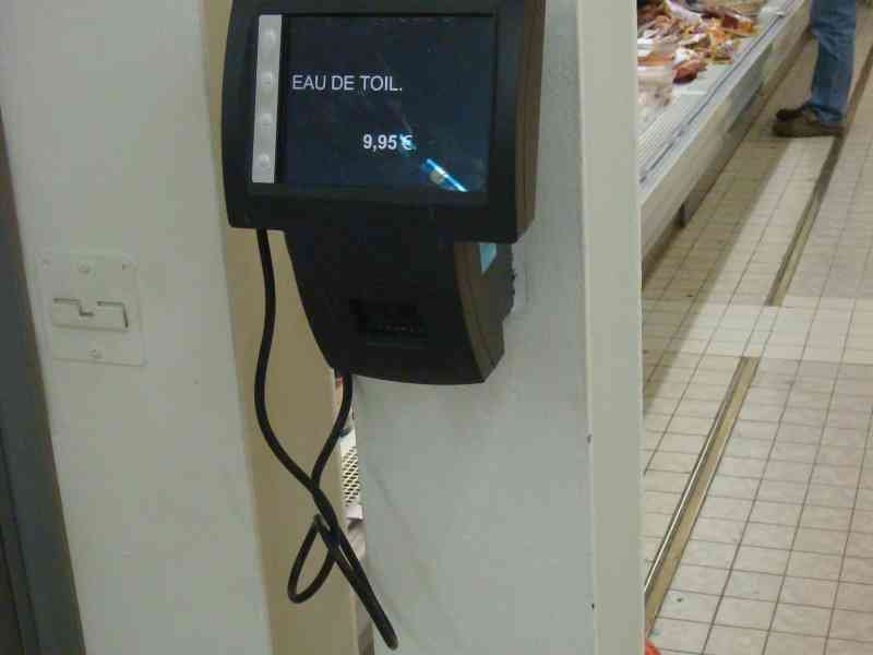 Borne d'infos sur les prix dans un supermarché