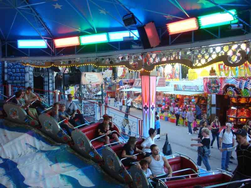 Fête foraine : Manège et attractions colorées photo gratuite