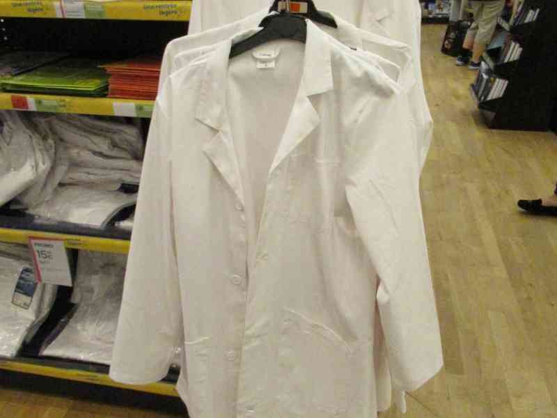Blouses blanches de laboratoire dans un magasin