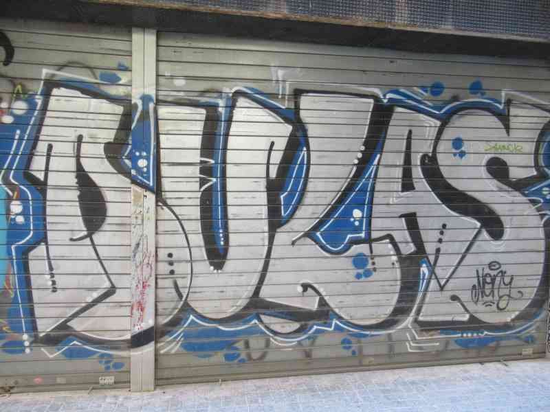 Un graffiti sur un rideau métallique, photo gratuite