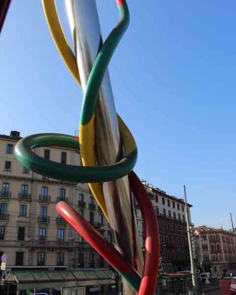 La sculpture publique intitulée "Ago, Filo e Nodo" (Aiguille, Fil et Nœud), photo gratuite