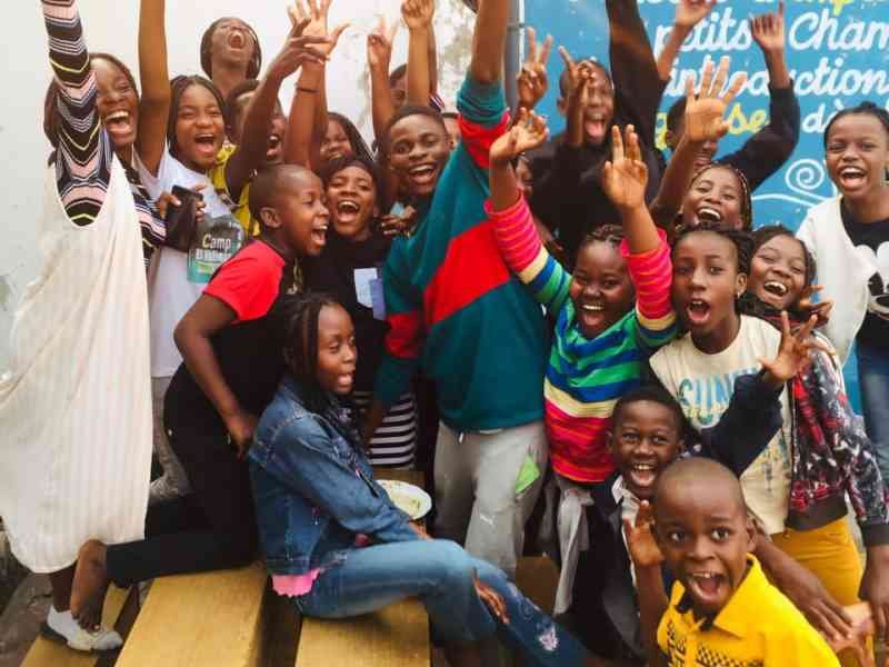 le sourire d'enfants africains, les mains des enfants photo gratuite