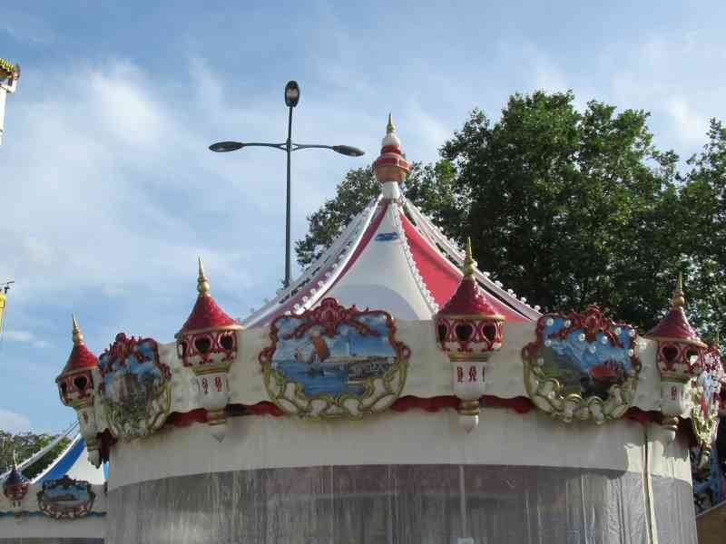 Gros plan de chapiteau d'un manège de fête foraine
