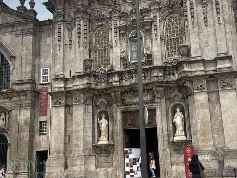 Façade baroque en granit de l'Igreja do Carmo, une église située à Porto, au Portugal, photo gratuite