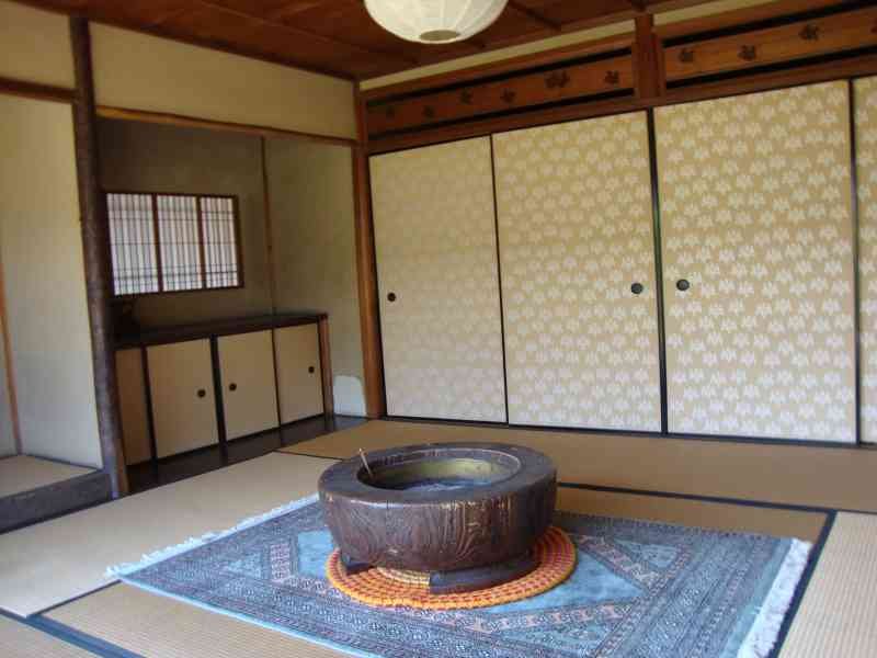 L'intérieur d'un temple bouddhiste japonais traditionnel, hibachi, photo gratuite