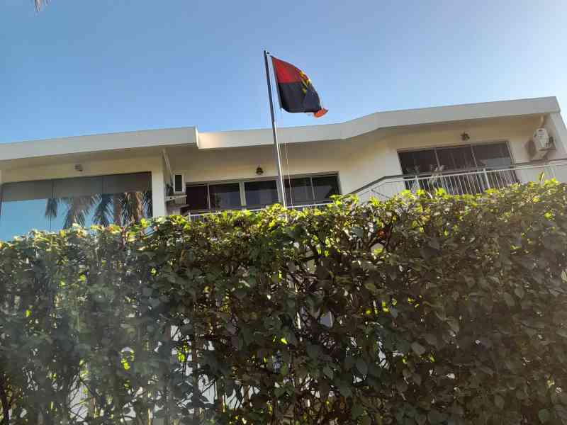 Drapeau  de l'Angola flottant devant une ambassade à Maputo au Mozambique photo gratuite