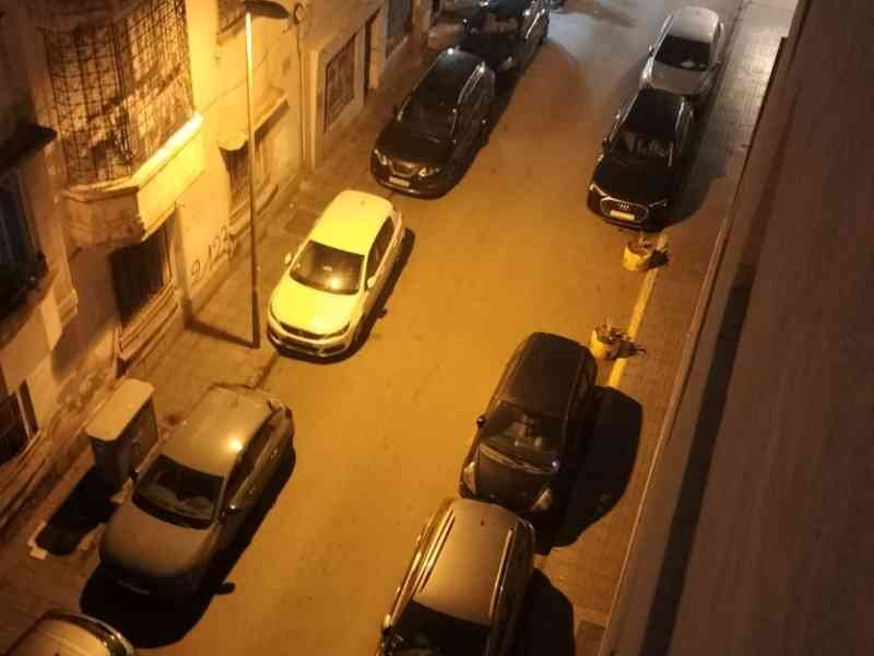 Voitures stationnées le long du trottoir, photo gratuite