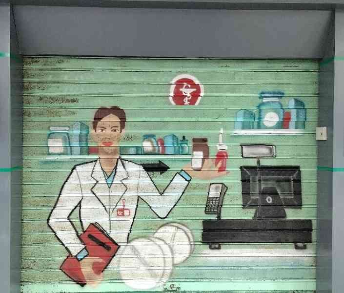 Devanture d'une pharmacie, photo gratuite