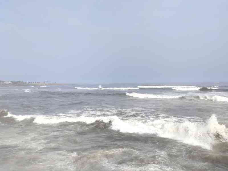 Une vue sur l'océan, avec des vagues déferlant sur le rivage, photo gratuite