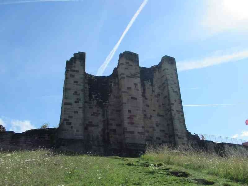 Vestige médiéval du château d'Épinal sous un ciel clair photo gratuite